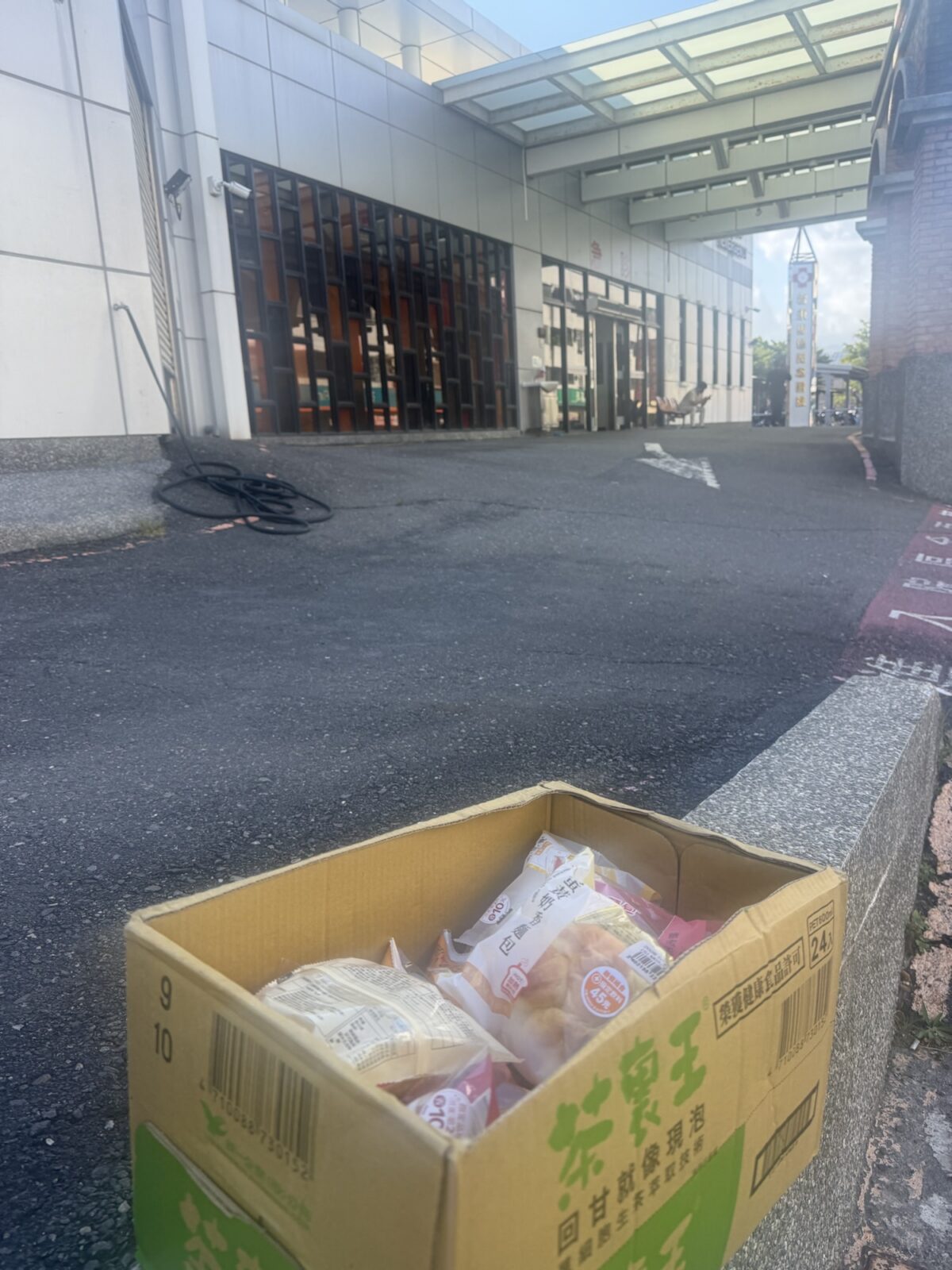 一箱麵包放在急診入口前 — A box of bread outside the emergency room entrance